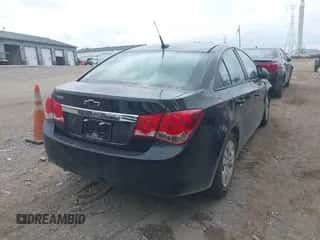 2013 Chevrolet Cruze LS z VIN 1G1PA5SGXD7190253, wystawiony jako IAAI lot #42245476 z przebiegiem 103 944 mil mil oraz . Historia ofert i sprzedaży dostępna na DreamBid. Obrazek 4.