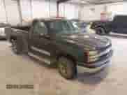 2004 Chevrolet Silverado 1500 LS z VIN 1GCEK14T04E225456, wystawiony jako IAAI lot #42469744 z przebiegiem 105 742 mil mil oraz . Historia ofert i sprzedaży dostępna na DreamBid. Obrazek 1.