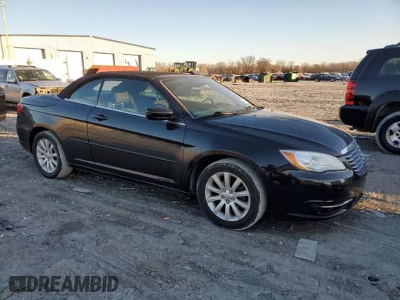 2014 Chrysler 200 Touring z VIN 1C3BCBEG7EN127411, wystawiony jako Copart lot #42461125 z przebiegiem 156 754 mil mil oraz Czysty tytuł • Clean title. Historia ofert i sprzedaży dostępna na DreamBid. Obrazek 4.