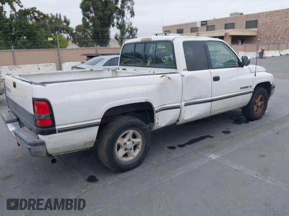 1997 Dodge 1500 z VIN 3B7HC13Z9VG736447, wystawiony jako IAAI lot #42703681 z przebiegiem 208 286 mil mil oraz . Historia ofert i sprzedaży dostępna na DreamBid. Obrazek 4.