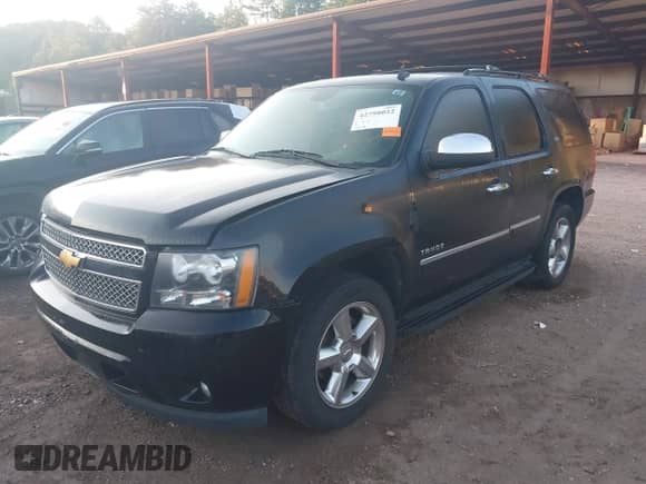 2013 Chevrolet Tahoe LTZ z VIN 1GNSCCE02DR165406, wystawiony jako IAAI lot #42798022 z przebiegiem 212 726 mil mil oraz . Historia ofert i sprzedaży dostępna na DreamBid. Obrazek 2.