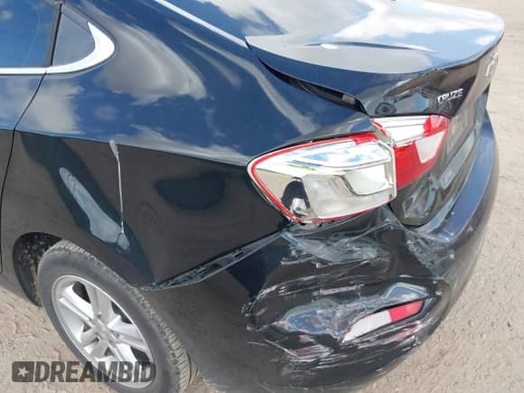 2017 Chevrolet Cruze LT z VIN 1G1BE5SM4H7108088, wystawiony jako IAAI lot #42994352 z przebiegiem 83 189 mil mil oraz . Historia ofert i sprzedaży dostępna na DreamBid. Obrazek 6.