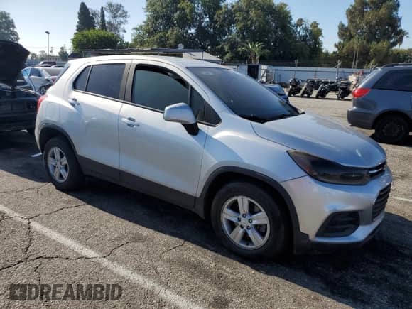 2021 Chevrolet Trax LS с VIN KL7CJKSBXMB313472, выставлен на аукционе Copart как лот 67071955 с пробегом Не указан миль и Списание • Salvage title. История ставок и продаж доступна на DreamBid. Изображение 4.