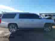 2017 Chevrolet Suburban Premier z VIN 1GNSCJKC8HR349936, wystawiony jako IAAI lot #41321102 z przebiegiem 131 594 mil mil oraz . Historia ofert i sprzedaży dostępna na DreamBid. Obrazek 14.