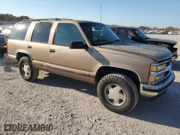 1996 Chevrolet Tahoe z VIN 1GNEK13R1TJ385350, wystawiony jako Copart lot #77593884 z przebiegiem 169 178 mil mil oraz Szkoda całkowita • Salvage title. Historia ofert i sprzedaży dostępna na DreamBid. Obrazek 4.