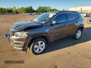 2019 Jeep Compass Latitude z VIN 3C4NJDBB4KT813159, wystawiony jako Copart lot #70371735 z przebiegiem 62 962 mil mil oraz Szkoda całkowita • Salvage title. Historia ofert i sprzedaży dostępna na DreamBid. Obrazek 1.