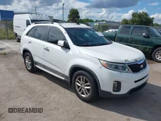 2014 Kia Sorento LX с VIN 5XYKT3A63EG496093, выставлен на аукционе IAAI как лот 43296057 с пробегом 171 645 миль миль и . История ставок и продаж доступна на DreamBid. Изображение 1.