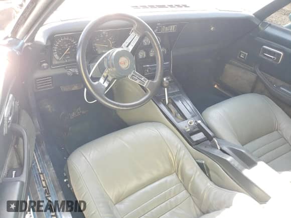 1982 Chevrolet Corvette z VIN 1G1AY8785C5103342, wystawiony jako Copart lot #47252715 z przebiegiem 39 363 mil mil oraz Szkoda całkowita • Salvage title. Historia ofert i sprzedaży dostępna na DreamBid. Obrazek 8.