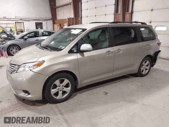 2017 Toyota Sienna LE Auto Access Seat z VIN 5TDKZ3DC3HS842392, wystawiony jako IAAI lot #43164475 z przebiegiem 98 530 mil mil oraz . Historia ofert i sprzedaży dostępna na DreamBid. Obrazek 2.