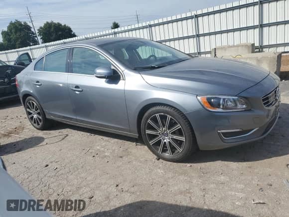 2017 Volvo S60 Inscription Platinum z VIN LYV402TM8HB143000, wystawiony jako Copart lot #80237205 z przebiegiem 72 098 mil mil oraz Szkoda całkowita • Salvage title. Historia ofert i sprzedaży dostępna na DreamBid. Obrazek 4.