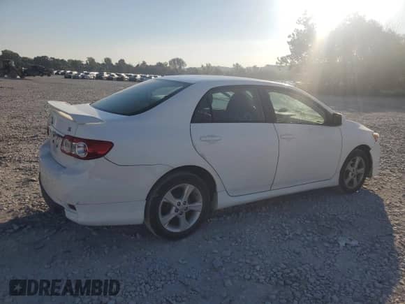 2011 Toyota Corolla S z VIN 2T1BU4EE4BC747988, wystawiony jako Copart lot #80946505 z przebiegiem 90 465 mil mil oraz Szkoda całkowita • Salvage title. Historia ofert i sprzedaży dostępna na DreamBid. Obrazek 3.