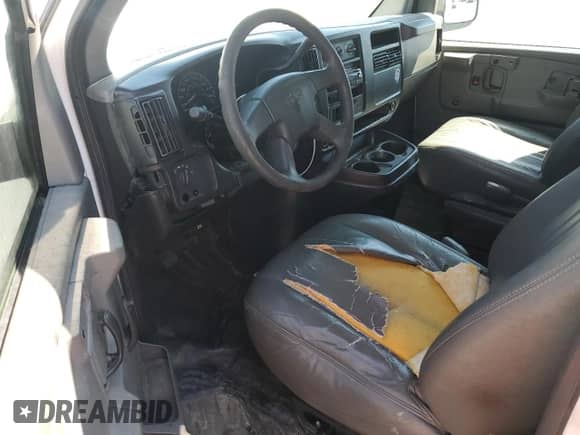 2006 Chevrolet Express Cargo z VIN 1GCFG15X761238996, wystawiony jako Copart lot #56253425 z przebiegiem 186 632 mil mil oraz Szkoda całkowita • Salvage title. Historia ofert i sprzedaży dostępna na DreamBid. Obrazek 8.