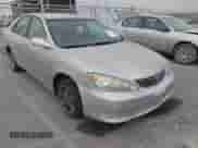 2005 Toyota Camry LE z VIN 4T1BF32K85U108918, wystawiony jako IAAI lot #43379046 z przebiegiem 227 751 mil mil oraz . Historia ofert i sprzedaży dostępna na DreamBid. Obrazek 6.