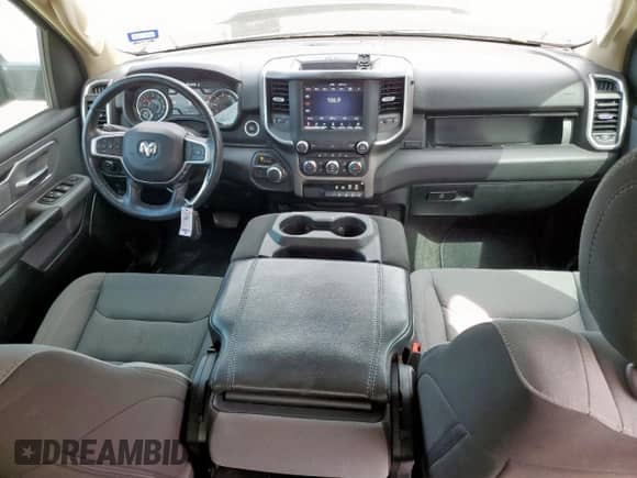 2020 Ram 1500 Lone Star z VIN 1C6RREFT2LN210061, wystawiony jako Copart lot #64736105 z przebiegiem 84 438 mil mil oraz Szkoda całkowita • Salvage title. Historia ofert i sprzedaży dostępna na DreamBid. Obrazek 8.