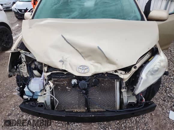 2011 Toyota Sienna XLE with VIN 5TDYK3DC6BS029912, listed as a Copart auction lot 80886585 with 220,028 mi miles and Salvage title. Bid and sale history available at DreamBid. Image 12.