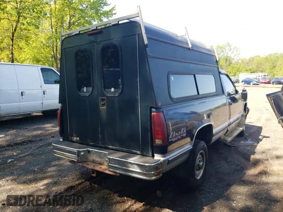1995 Chevrolet Silverado 2500 с VIN 1GCFK24KXSZ147923, выставлен на аукционе Copart как лот 55606345 с пробегом Не указан миль и На запчасти • Non repairable. История ставок и продаж доступна на DreamBid. Изображение 3.