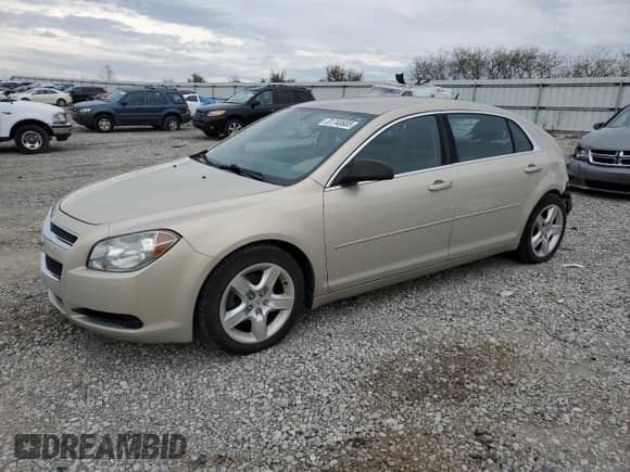 2010 Chevrolet Malibu 1LS z VIN 1G1ZB5EB1AF102522, wystawiony jako Copart lot #81740685 z przebiegiem 186 787 mil mil oraz Szkoda całkowita • Salvage title. Historia ofert i sprzedaży dostępna na DreamBid. Obrazek 1.