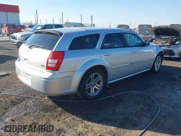 2006 Dodge Magnum R/T with VIN 2D4GV57226H116781, listed as a IAAI auction lot 41690430 with 208,490 mi miles and . Bid and sale history available at DreamBid. Image 4.