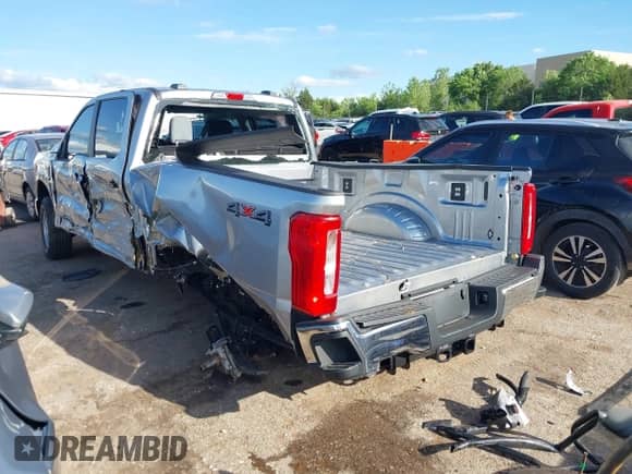 2024 Ford F-250 XL z VIN 1FT7W2BT8REE95869, wystawiony jako IAAI lot #42170240 z przebiegiem Nie podano mil oraz . Historia ofert i sprzedaży dostępna na DreamBid. Obrazek 3.