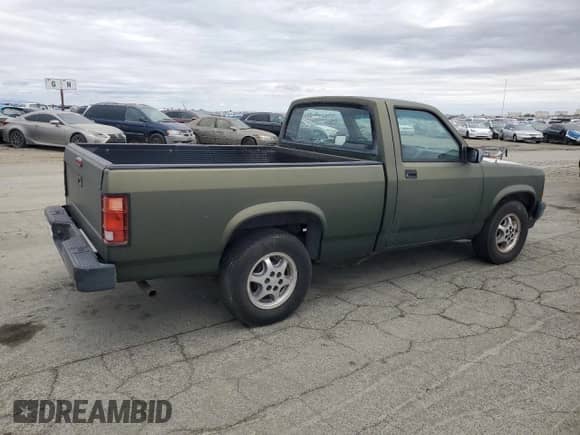 1996 Dodge Dakota z VIN 1B7FL26P3TS654985, wystawiony jako Copart lot #84942435 z przebiegiem 178 726 mil mil oraz Czysty tytuł • Clean title. Historia ofert i sprzedaży dostępna na DreamBid. Obrazek 3.