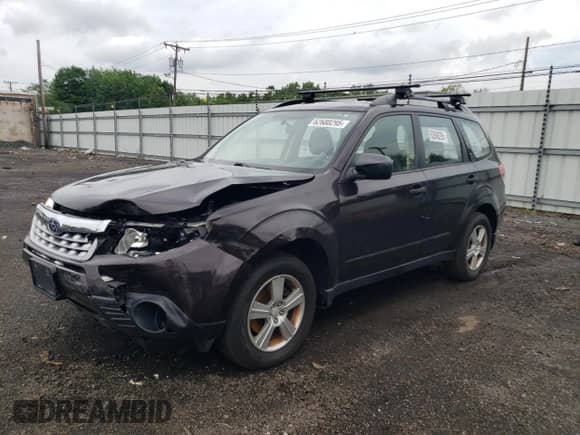 2013 Subaru Forester X z VIN JF2SHABC9DH443674, wystawiony jako Copart lot #62688295 z przebiegiem 122 771 mil mil oraz Szkoda całkowita • Salvage title. Historia ofert i sprzedaży dostępna na DreamBid. Obrazek 1.