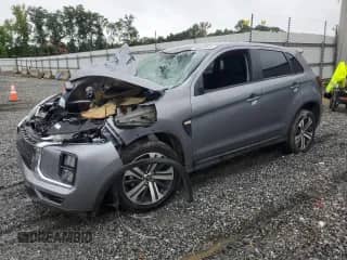 2023 Mitsubishi Outlander ES z VIN JA4ARUAU4PU014371, wystawiony jako Copart lot #66015045 z przebiegiem 47 838 mil mil oraz Szkoda całkowita • Salvage title. Historia ofert i sprzedaży dostępna na DreamBid. Obrazek 1.