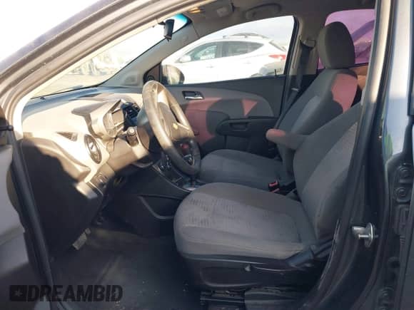 2013 Chevrolet Sonic LS z VIN 1G1JA5SH0D4210770, wystawiony jako IAAI lot #43362167 z przebiegiem 145 661 mil mil oraz . Historia ofert i sprzedaży dostępna na DreamBid. Obrazek 5.