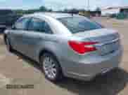 2014 Chrysler 200 Touring z VIN 1C3CCBBB6EN107521, wystawiony jako IAAI lot #39872826 z przebiegiem 181 428 mil mil oraz . Historia ofert i sprzedaży dostępna na DreamBid. Obrazek 3.
