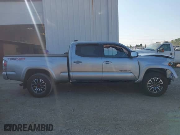 2023 Toyota Tacoma SR5 z VIN 3TMDZ5BN3PM142735, wystawiony jako IAAI lot #43182736 z przebiegiem 18 513 mil mil oraz . Historia ofert i sprzedaży dostępna na DreamBid. Obrazek 13.
