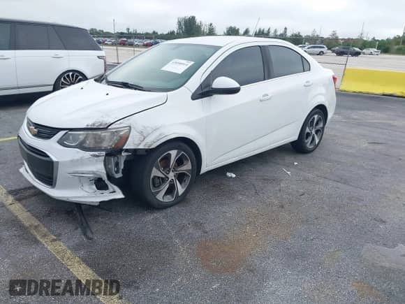 2018 Chevrolet Sonic Premier z VIN 1G1JF5SB3J4106945, wystawiony jako IAAI lot #43090914 z przebiegiem 116 456 mil mil oraz . Historia ofert i sprzedaży dostępna na DreamBid. Obrazek 2.