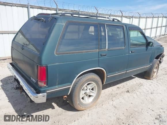 1994 Chevrolet Blazer z VIN 1GNCS13W3R0180933, wystawiony jako IAAI lot #41823501 z przebiegiem 259 563 mil mil oraz . Historia ofert i sprzedaży dostępna na DreamBid. Obrazek 4.