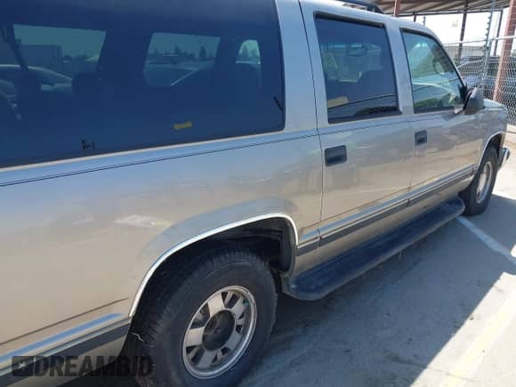 1999 Chevrolet Suburban z VIN 3GNEC16R0XG270822, wystawiony jako IAAI lot #42397271 z przebiegiem 242 250 mil mil oraz . Historia ofert i sprzedaży dostępna na DreamBid. Obrazek 12.