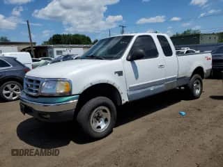 2000 Ford F-150 XL z VIN 1FTRX18L9YNB59539, wystawiony jako Copart lot #61630035 z przebiegiem 301 567 mil mil oraz Nie do naprawy • Non repairable. Historia ofert i sprzedaży dostępna na DreamBid. Obrazek 1.