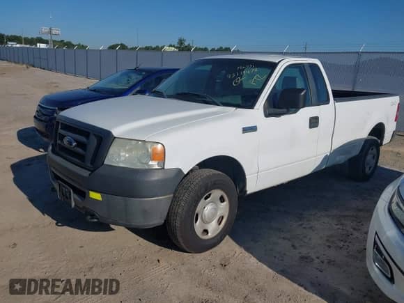 2007 Ford F-150 XL z VIN 1FTRF14W07NA39744, wystawiony jako IAAI lot #43119478 z przebiegiem 136 515 mil mil oraz . Historia ofert i sprzedaży dostępna na DreamBid. Obrazek 2.