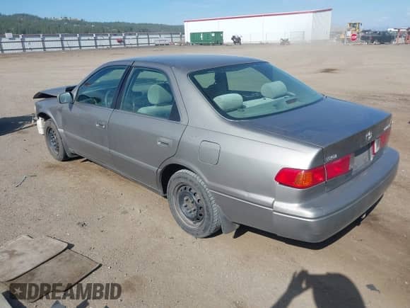 2000 Toyota Camry CE z VIN 4T1BG22KXYU704981, wystawiony jako IAAI lot #42888392 z przebiegiem 272 761 mil mil oraz . Historia ofert i sprzedaży dostępna na DreamBid. Obrazek 3.