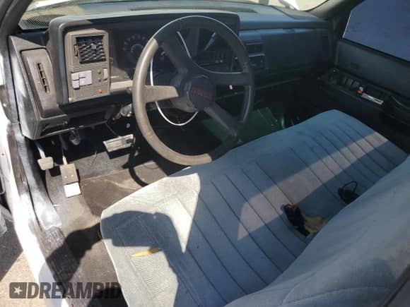 1989 GMC Sierra 1500 z VIN 1GTDC14K7KZ505798, wystawiony jako Copart lot #54166215 z przebiegiem 158 125 mil mil oraz Szkoda całkowita • Salvage title. Historia ofert i sprzedaży dostępna na DreamBid. Obrazek 8.