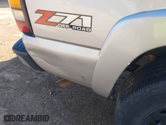 2005 GMC Sierra 1500 SLE z VIN 2GTEK19B051338259, wystawiony jako IAAI lot #41289552 z przebiegiem 208 575 mil mil oraz . Historia ofert i sprzedaży dostępna na DreamBid. Obrazek 6.