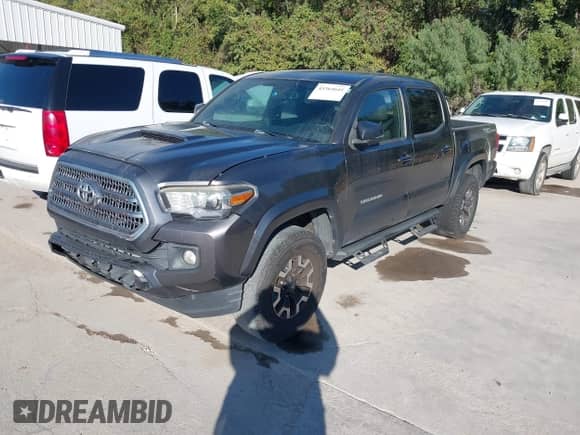 2017 Toyota Tacoma TRD Off Road z VIN 5TFAZ5CN9HX033838, wystawiony jako IAAI lot #43364641 z przebiegiem 196 091 mil mil oraz . Historia ofert i sprzedaży dostępna na DreamBid. Obrazek 2.