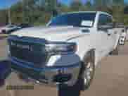 2025 Ram 1500 Big Horn z VIN 1C6SRFFP5SN561989, wystawiony jako IAAI lot #43563894 z przebiegiem 41 118 mil mil oraz . Historia ofert i sprzedaży dostępna na DreamBid. Obrazek 2.