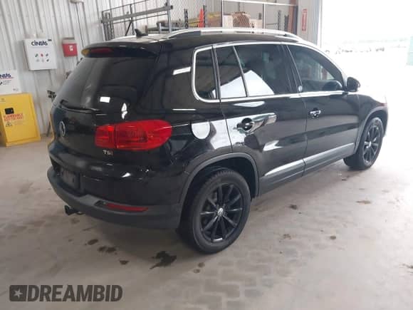 2017 Volkswagen Tiguan Wolfsburg Edition z VIN WVGRV7AX3HK019747, wystawiony jako IAAI lot #42489111 z przebiegiem 86 444 mil mil oraz . Historia ofert i sprzedaży dostępna na DreamBid. Obrazek 4.