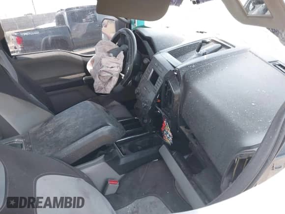 2016 Ford F-150 XL z VIN 1FTEX1C80GKG05031, wystawiony jako IAAI lot #42605574 z przebiegiem Nie podano mil oraz . Historia ofert i sprzedaży dostępna na DreamBid. Obrazek 5.