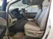 2018 Kia Sedona L с VIN KNDMA5C17J6401561, выставлен на аукционе Copart как лот 46232155 с пробегом 131 542 миль миль и Чистый • Clean title. История ставок и продаж доступна на DreamBid. Изображение 7.