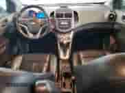 2013 Chevrolet Sonic LTZ z VIN 1G1JE5SH3D4123997, wystawiony jako Copart lot #45868825 z przebiegiem 120 913 mil mil oraz Szkoda całkowita • Salvage title. Historia ofert i sprzedaży dostępna na DreamBid. Obrazek 8.