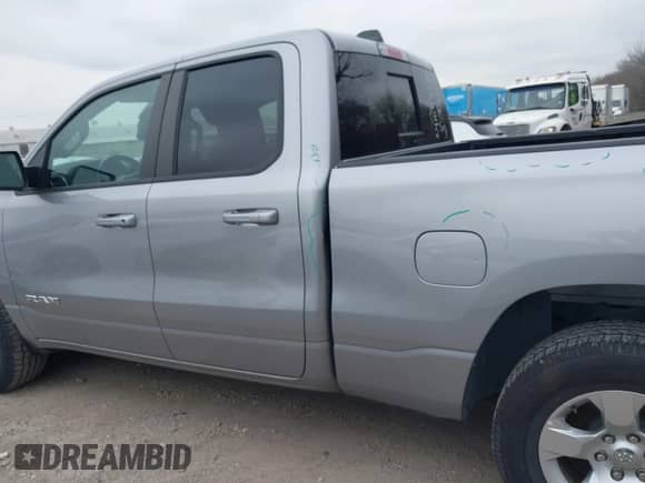 2022 Ram 1500 Big Horn z VIN 1C6RREBG3NN173629, wystawiony jako IAAI lot #40765434 z przebiegiem 57 662 mil mil oraz . Historia ofert i sprzedaży dostępna na DreamBid. Obrazek 14.