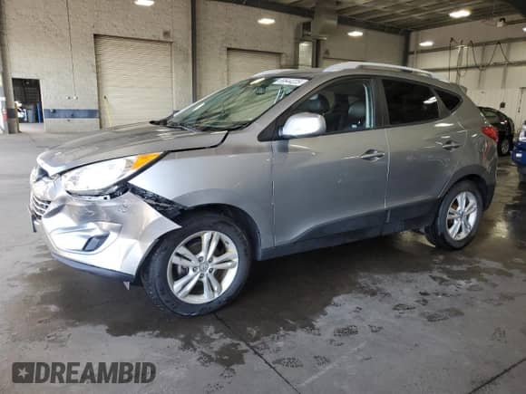2010 Hyundai Tucson Limited z VIN KM8JU3AC2AU108306, wystawiony jako Copart lot #69644225 z przebiegiem 136 910 mil mil oraz Szkoda całkowita • Salvage title. Historia ofert i sprzedaży dostępna na DreamBid. Obrazek 1.