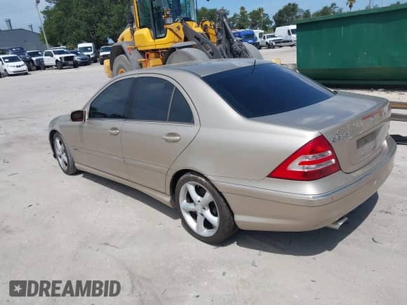 2005 Mercedes-Benz C 320 z VIN WDBRF64J45F610076, wystawiony jako IAAI lot #42422374 z przebiegiem 136 991 mil mil oraz . Historia ofert i sprzedaży dostępna na DreamBid. Obrazek 3.