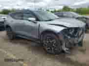 2023 Chevrolet Blazer RS z VIN 3GNKBKRSXPS205452, wystawiony jako Copart lot #57642175 z przebiegiem 49 944 mil mil oraz Szkoda całkowita • Salvage title. Historia ofert i sprzedaży dostępna na DreamBid. Obrazek 4.