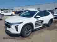 2025 Chevrolet Trax LT z VIN KL77LHEP1SC001764, wystawiony jako IAAI lot #43015302 z przebiegiem 5 598 mil mil oraz . Historia ofert i sprzedaży dostępna na DreamBid. Obrazek 2.