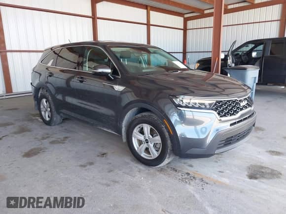 2023 Kia Sorento LX z VIN 5XYRG4LCXPG209461, wystawiony jako IAAI lot #42691187 z przebiegiem 23 821 mil mil oraz . Historia ofert i sprzedaży dostępna na DreamBid. Obrazek 1.