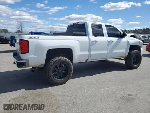 2017 Chevrolet Silverado 1500 LT z VIN 1GCVKRECXHZ138109, wystawiony jako Copart lot #47442175 z przebiegiem 144 531 mil mil oraz Szkoda całkowita • Salvage title. Historia ofert i sprzedaży dostępna na DreamBid. Obrazek 3.
